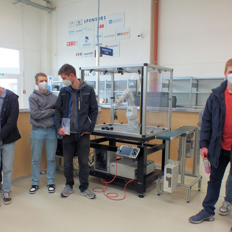 Schüler der 5B Elektrotechnik in einem Labor der FH Wr. Neustadt