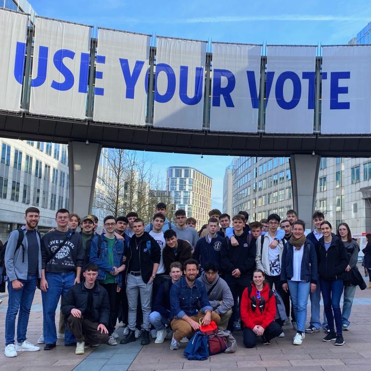 Gruppenfoto am Platz vor dem europäischen Parlament