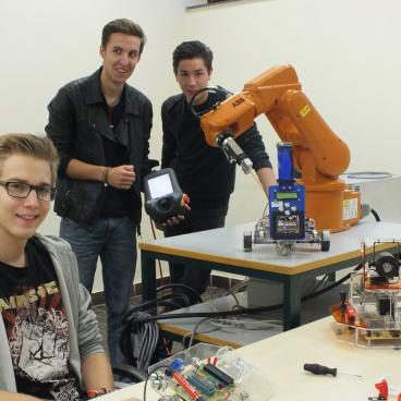 Gruppe von Studenten mit Robotern