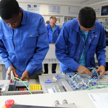 Schüler in der Werkstätte