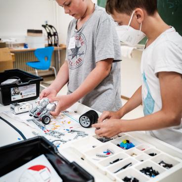 Schnuppertag Elektrotechnik Kinder bauen einen Roboter