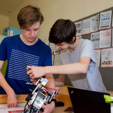 Schüler arbeiten am Roboter