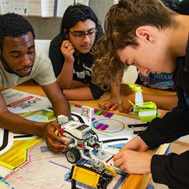 Schüler arbeiten am Roboter