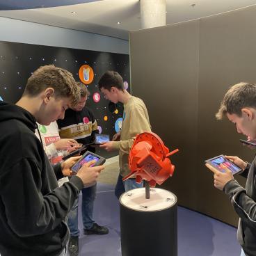 Schüler bei interaktiver Station mit Tablets