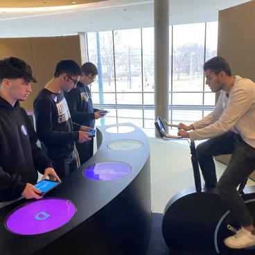 Schüler bei interaktiver Station mit Tablets am Rad