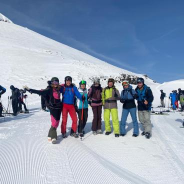 SchülerInnen am Skikurs