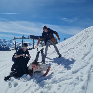 Schüler rutschen den Schnee hinunter