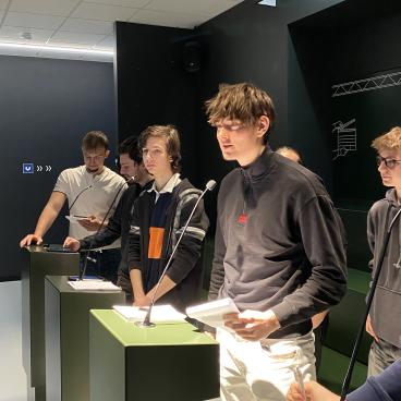 Schüler haltet eine Rede