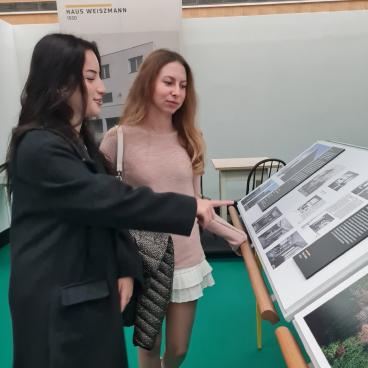 Schüler in Ausstellung