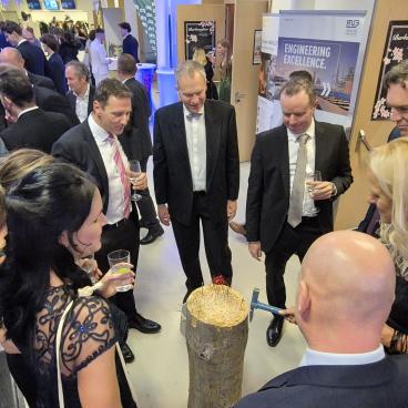 Prof. beim Nägel einschlagen