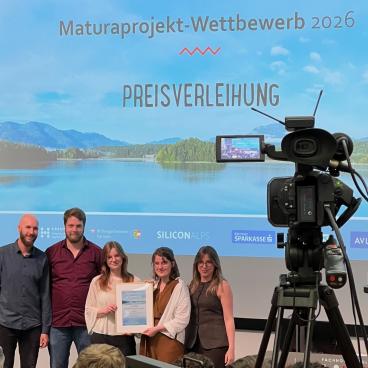 Schülerinnen bei der Preisverleihung