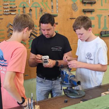 Kinder HTL Schüler in der KFZ Werkstatt