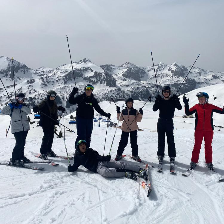 SchülerInnen am Skikurs