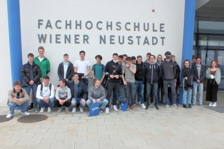 Schüler der 5A und 5B Elektrotechnik vor der FH Wr. Neustadt