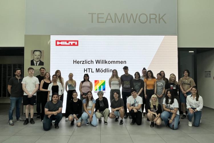 Schülerinnen bei der Fa. HILTI