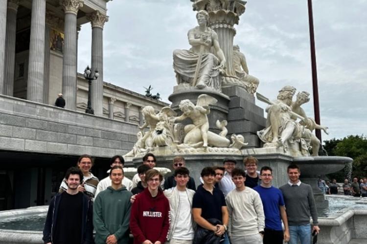 Verabschiedung des Herzens der Demokratie beim Pallas-Athene-Brunnen mit Prof. Rene Egartner