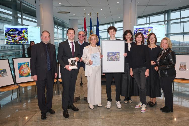 Gruppenfoto mit Gewinnern der Weihnachtskarte