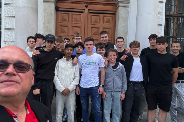 Gruppenfoto vor Gericht Wr. Neustadt