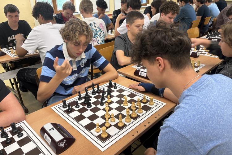 Unsere Schachspieler voll konzentriert am Brett