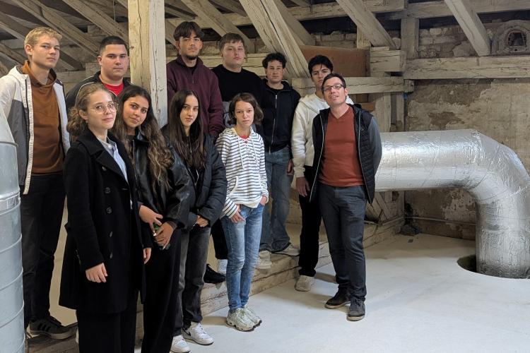 Schülergruppe vor Dachstuhl