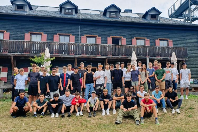 Gruppenfoto vor Peilsteinhaus