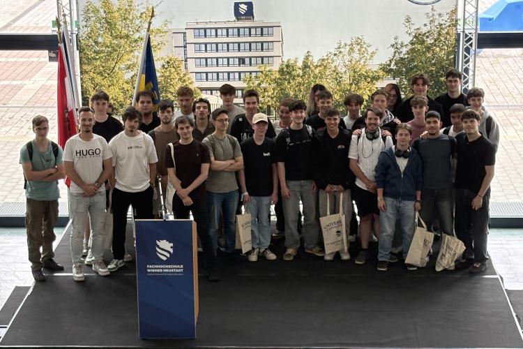 Schülergruppe in der FH Wiener Neustadt