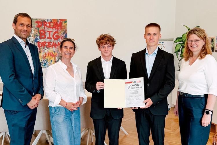 Die Schüler der Abteilung Holztechnik präsentieren ihre Urkunde