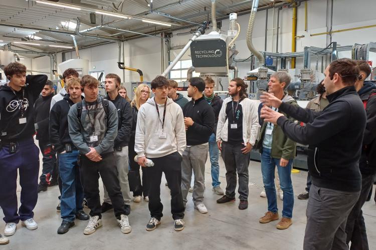 Gruppe junger Leute bei einer Betriebsbesichtigung in einer Recycling-Technologie-Anlage