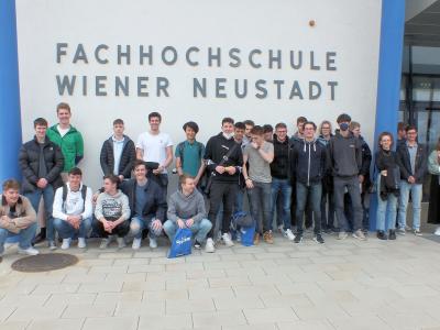 Schüler der 5A und 5B Elektrotechnik vor der FH Wr. Neustadt