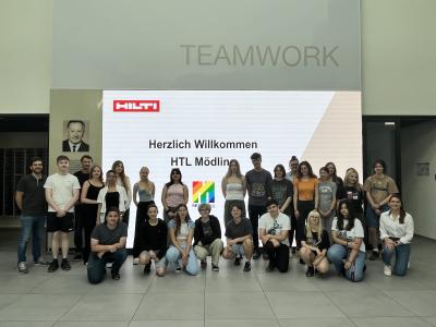 Schülerinnen bei der Fa. HILTI