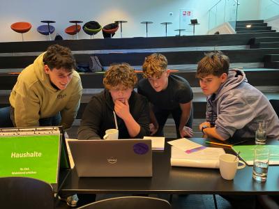 Schüler arbeiten gemeinsam am COmputer