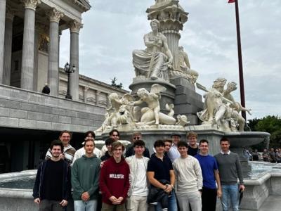 Verabschiedung des Herzens der Demokratie beim Pallas-Athene-Brunnen mit Prof. Rene Egartner