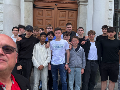 Gruppenfoto vor Gericht Wr. Neustadt