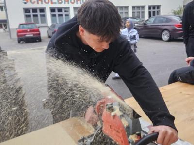 Schüler mit Handkreissäge