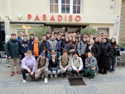 Teilnehmende vor dem Kino