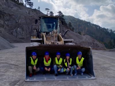 Schüler in Baggerschaufel