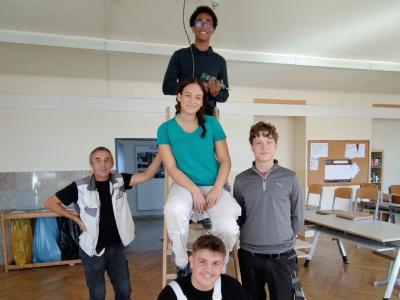 Schüler beim Montieren eines Beamers