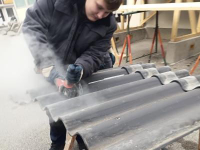 Schüler schneidet mit Flex