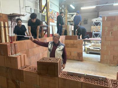 Schüler beim Mauern