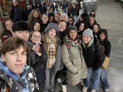 Schüler*innen am Bahnhof