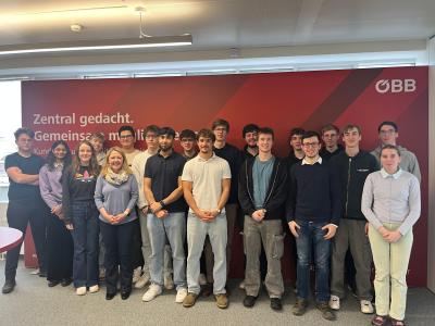 Gruppenfoto vor ÖBB Logo
