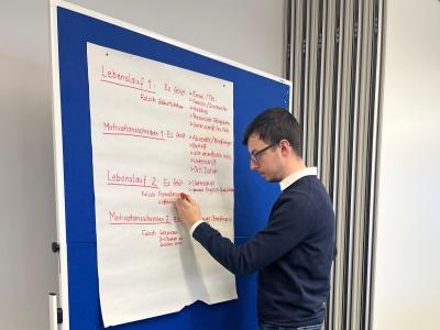 Schüler schreibt auf Flipchart