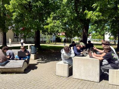 Schülergruppe lernt outdoor